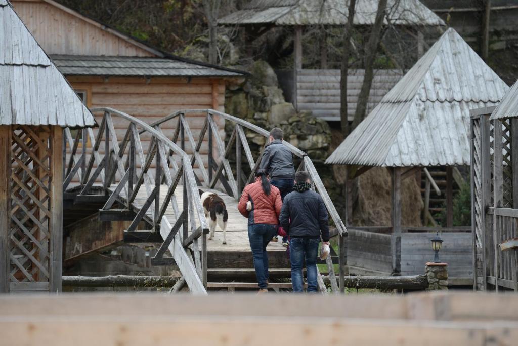 Ялинка Готель Vyshkiv ภายนอก รูปภาพ