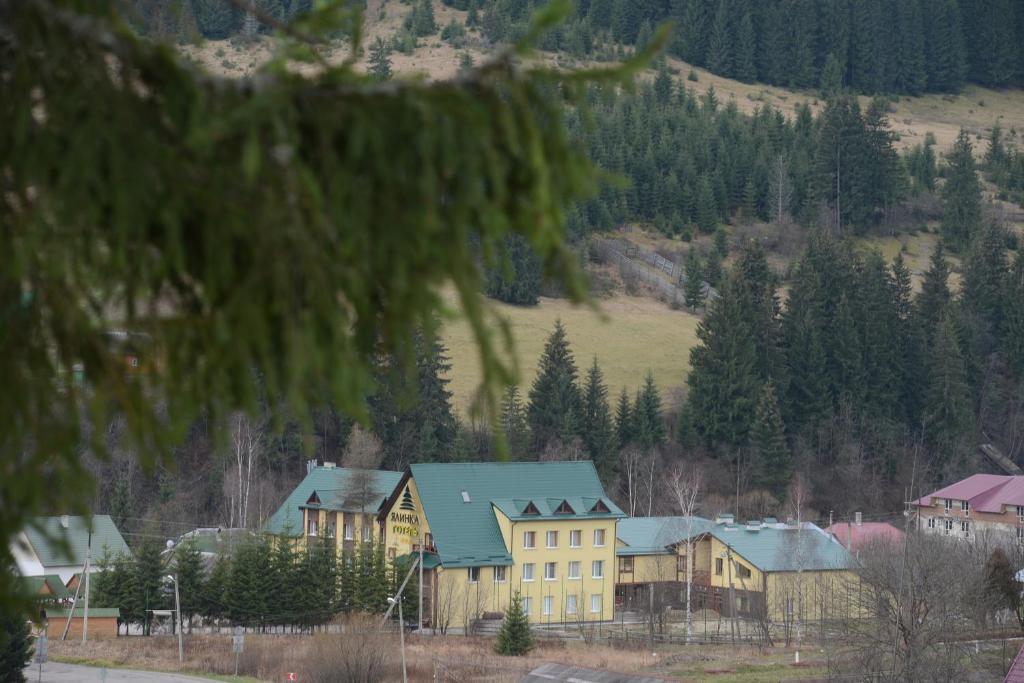 Ялинка Готель Vyshkiv ภายนอก รูปภาพ